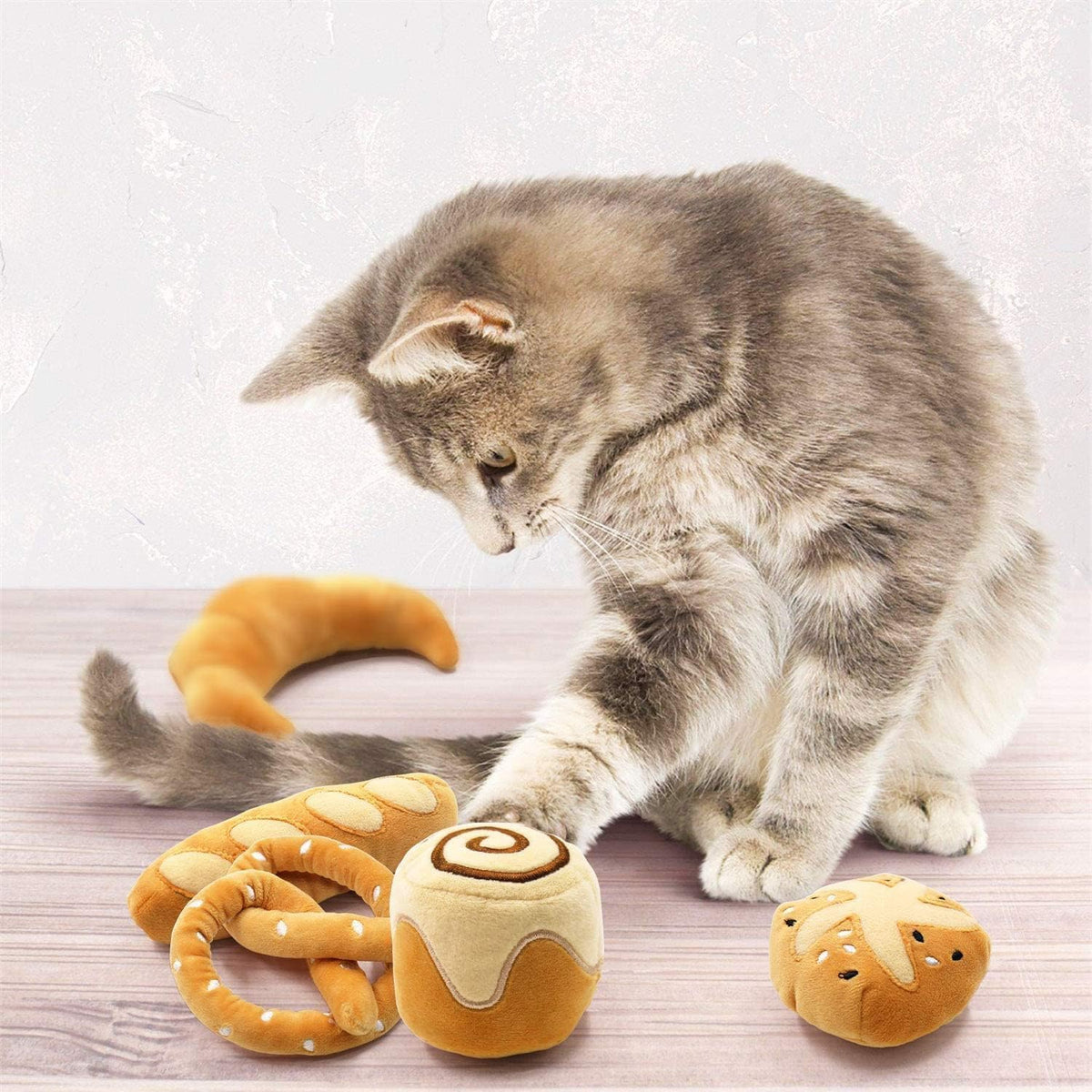 Packaging display of CiyvoLyeen bread catnip toys 6-pack set