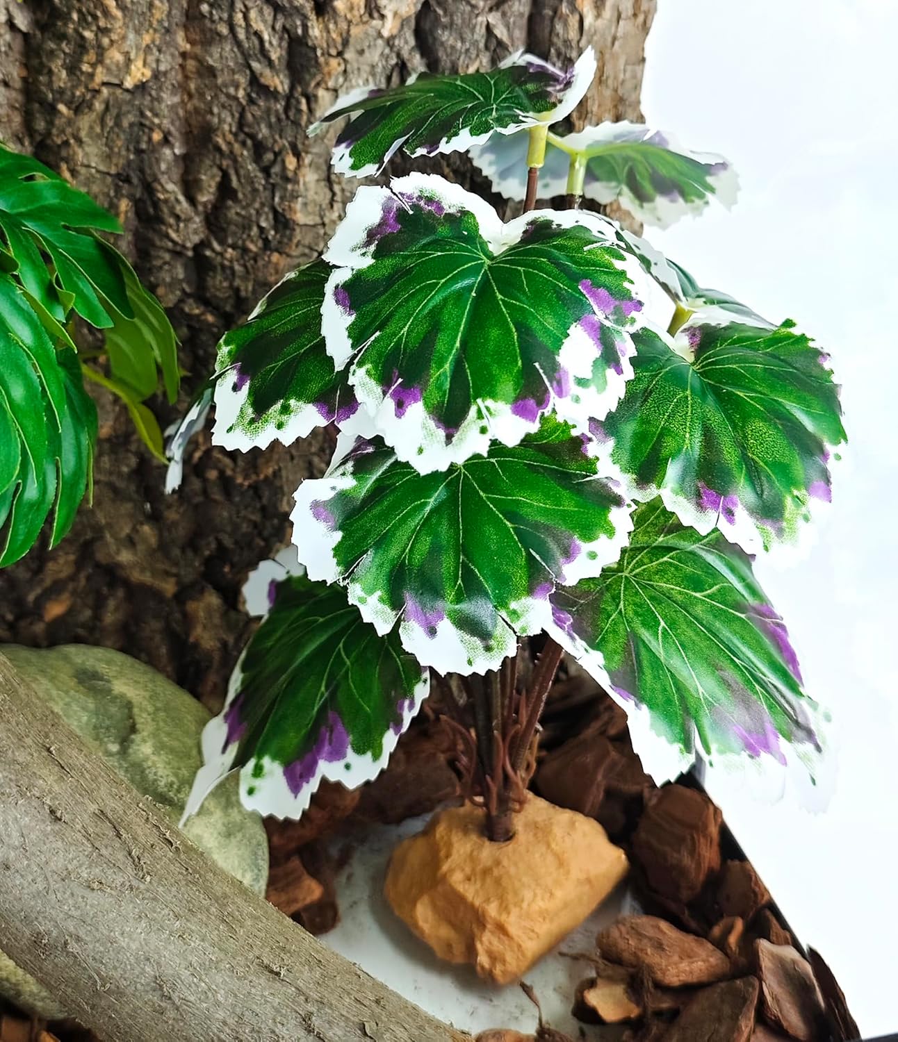 Durable plastic foliage for reptile terrarium decor