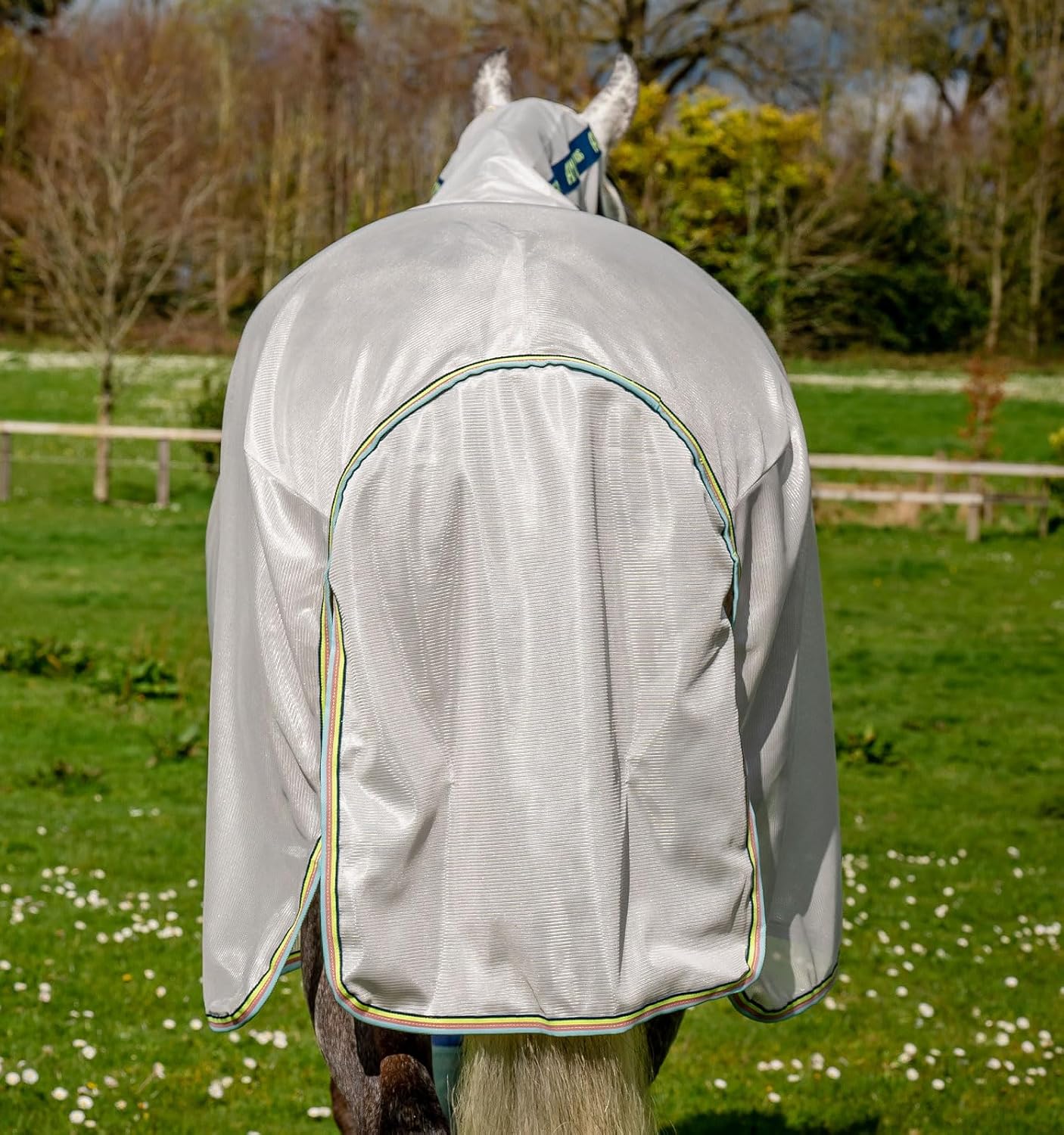 Detailed view of the front leg arches on the Horseware Amigo horse blanket for freedom of movement.