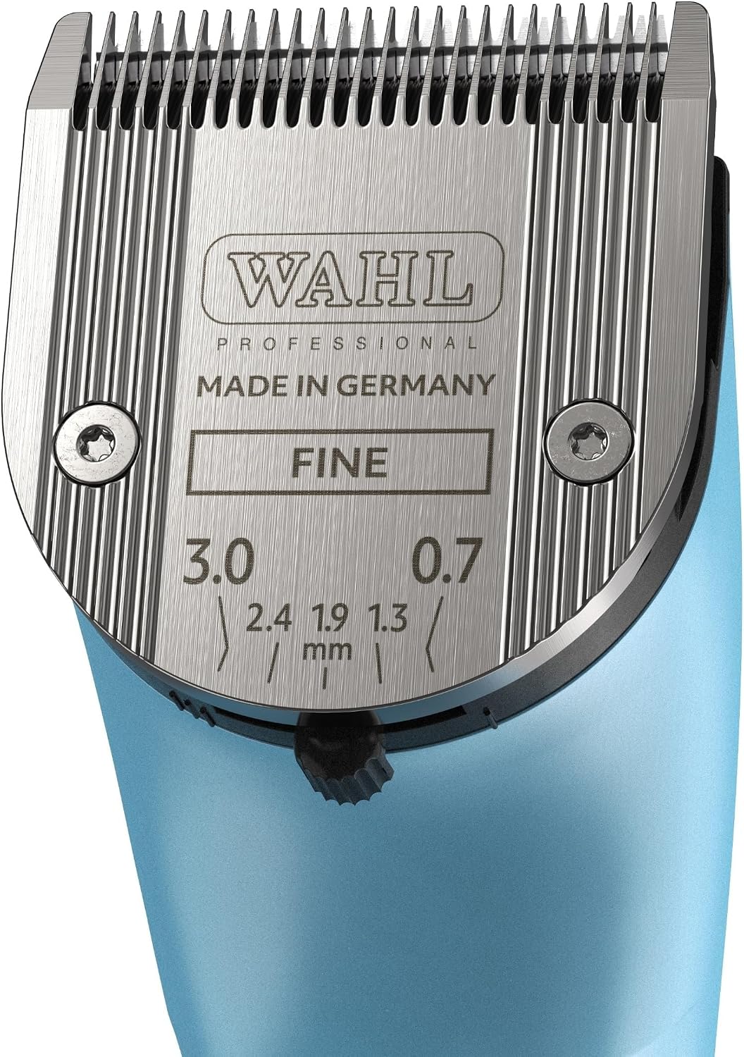 Close up of the adjustable 5 in 1 fine blade attached to the Wahl Pro Animal Motiva2
