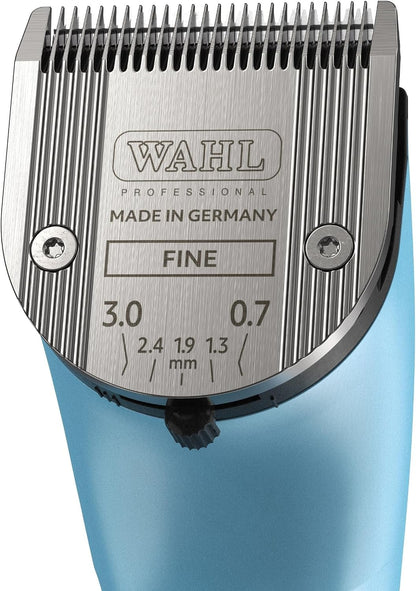 Close up of the adjustable 5 in 1 fine blade attached to the Wahl Pro Animal Motiva2