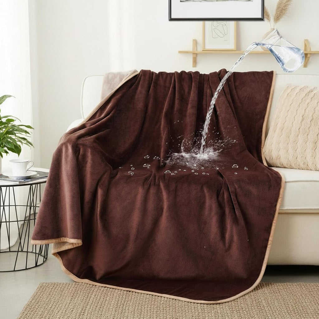 Stitched edge details showing the non-slip layered design of the CAPT.SNOOZE fleece pet throw