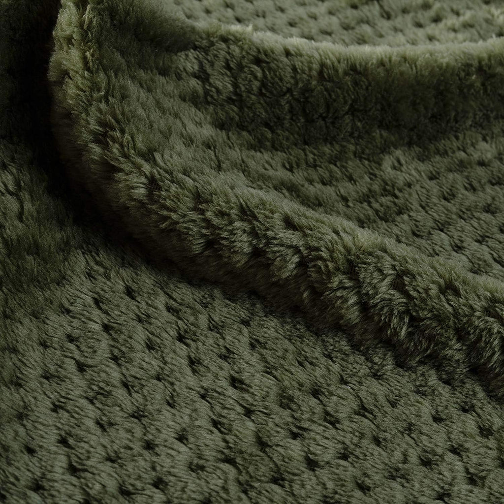 Close up view of the soft fuzzy texture of the CUTEMATE premium pet throw.