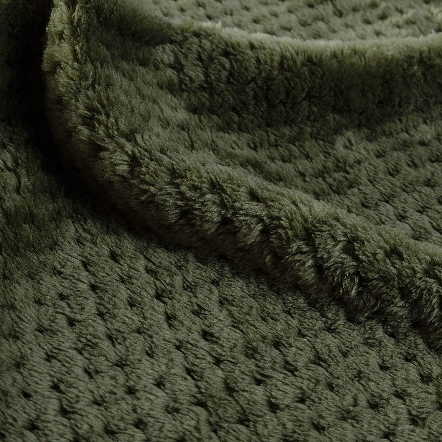 Close up view of the soft fuzzy texture of the CUTEMATE premium pet throw.