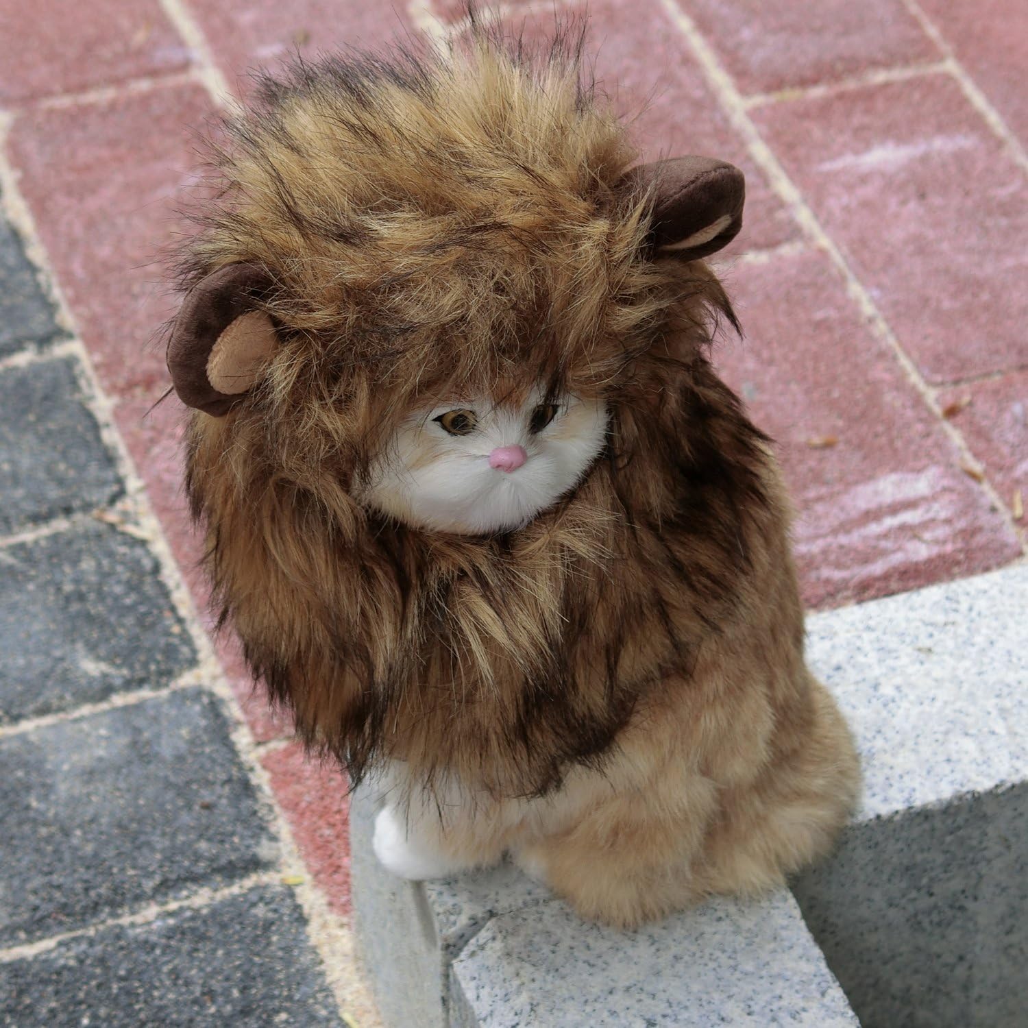Adjustable velcro strap detail on lion pet wig