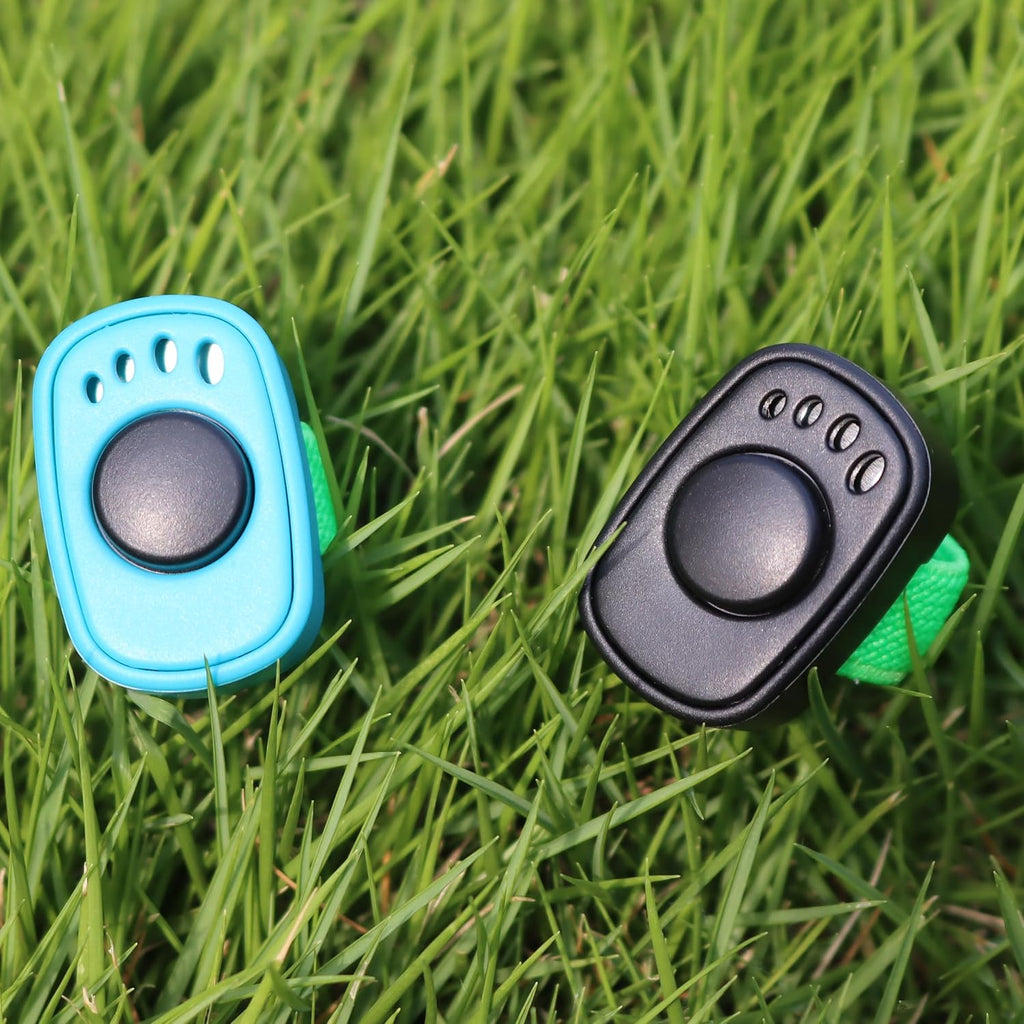 OYEFLY HoAoOo finger ring clicker being worn on a hand during a dog obedience session