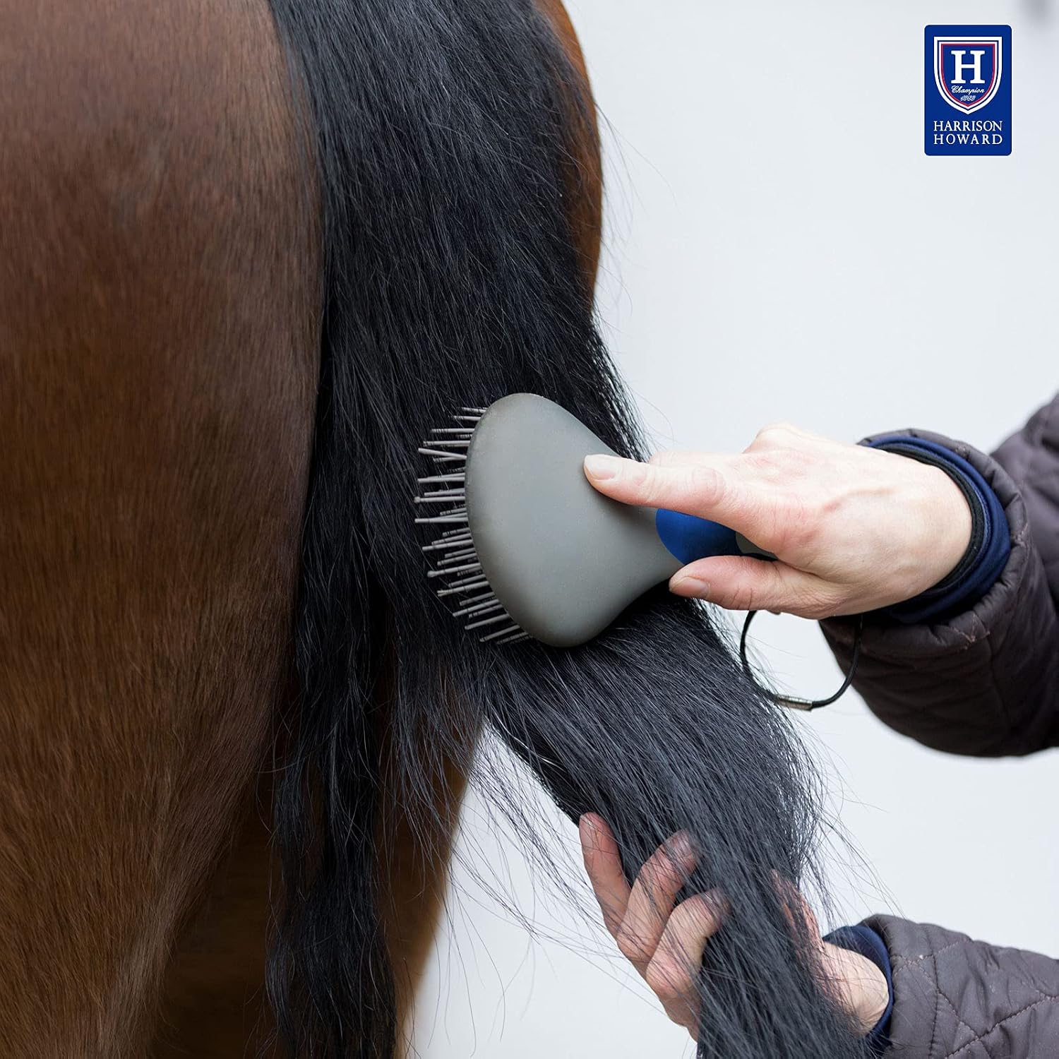 Ergonomic non-slip handle of Harrison Howard horse brush