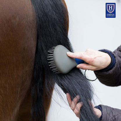 Ergonomic non-slip handle of Harrison Howard horse brush
