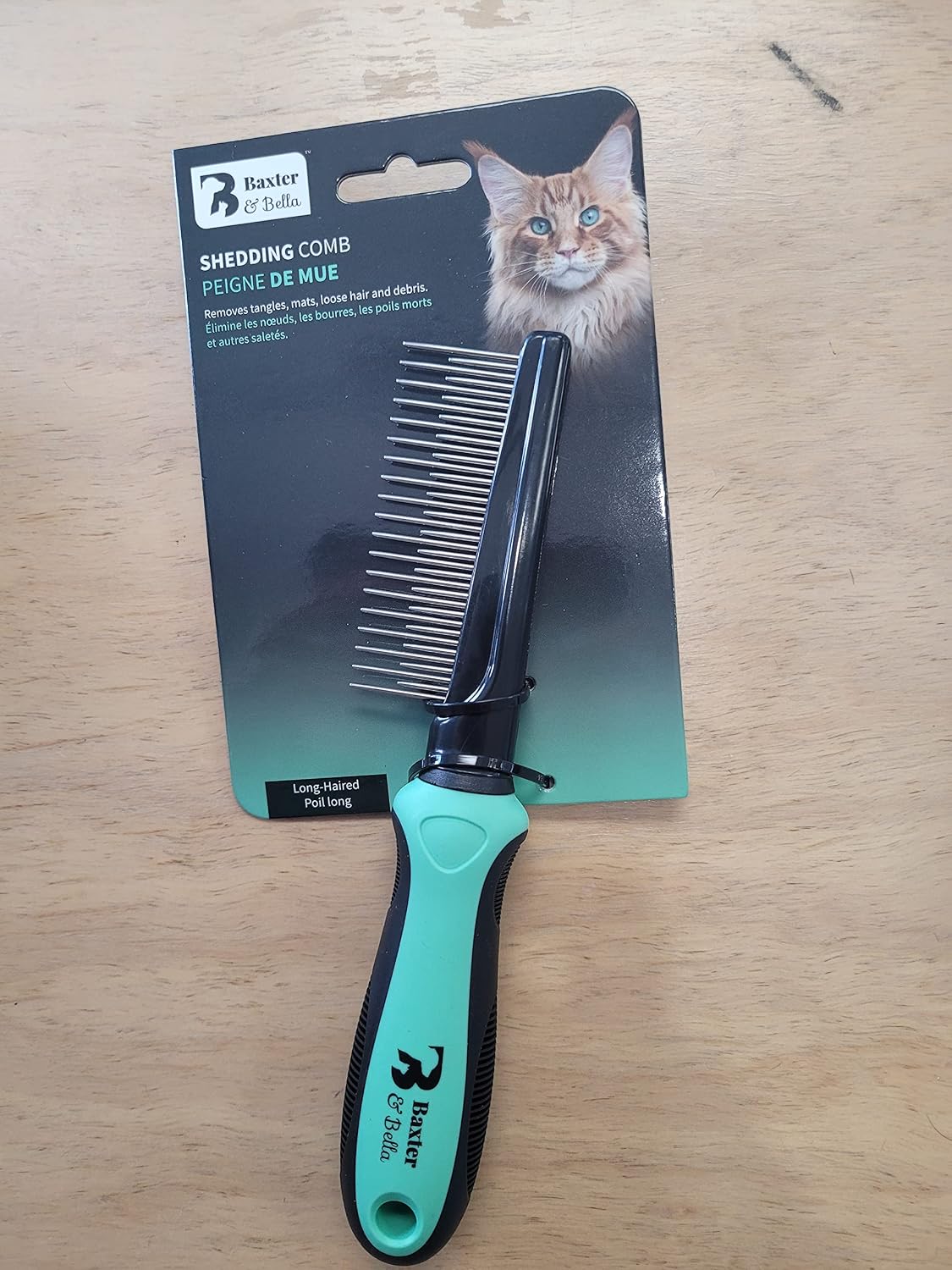 Ergonomic non-slip green handle of Baxter & Bella pet comb