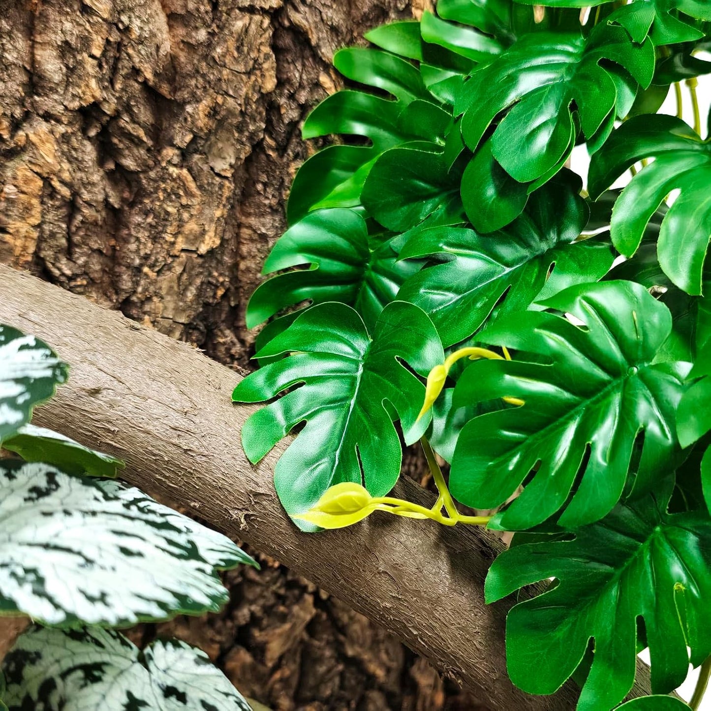 Woyrise artificial leaves for amphibian and lizard tanks