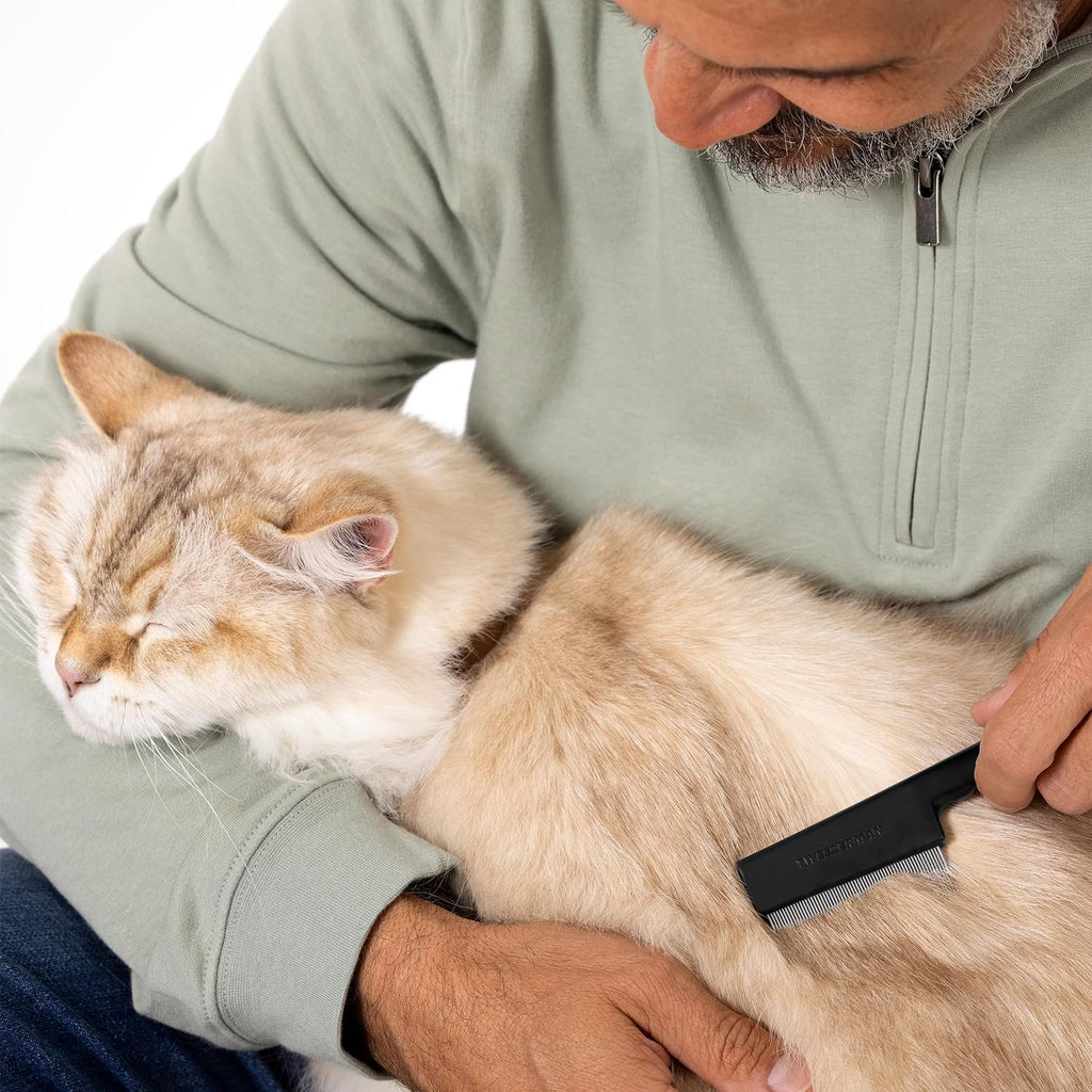 Ergonomic non slip handle of Tweezerman pet flea comb