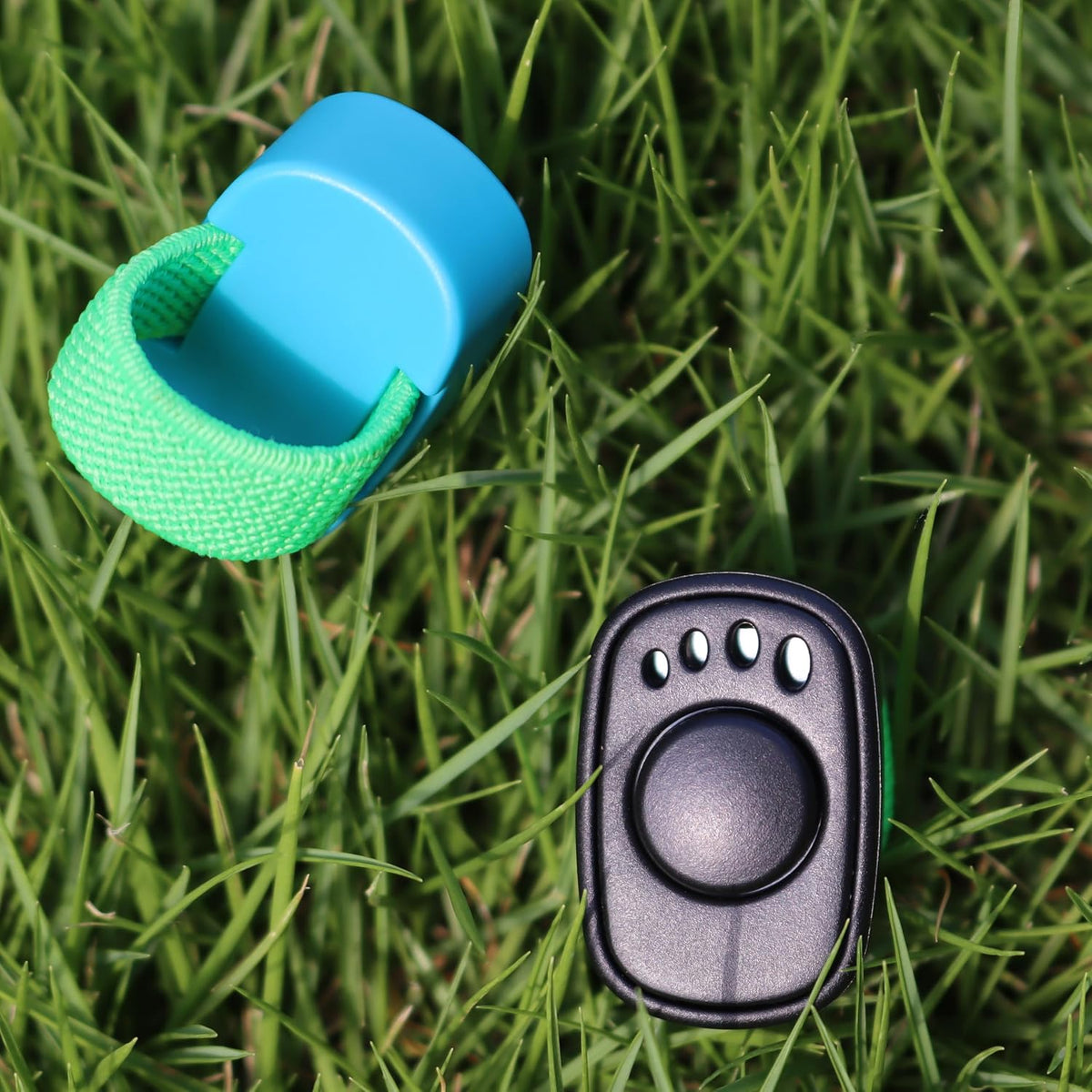 OYEFLY HoAoOo dog and cat clicker pack highlighting the compact and lightweight build