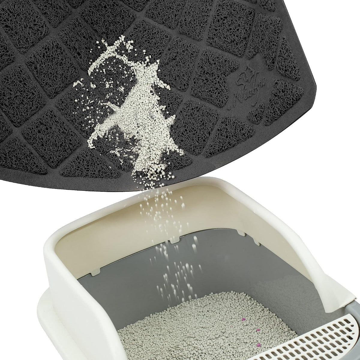 Soft kitty paw stepping comfortably on Niubya litter trapping mat