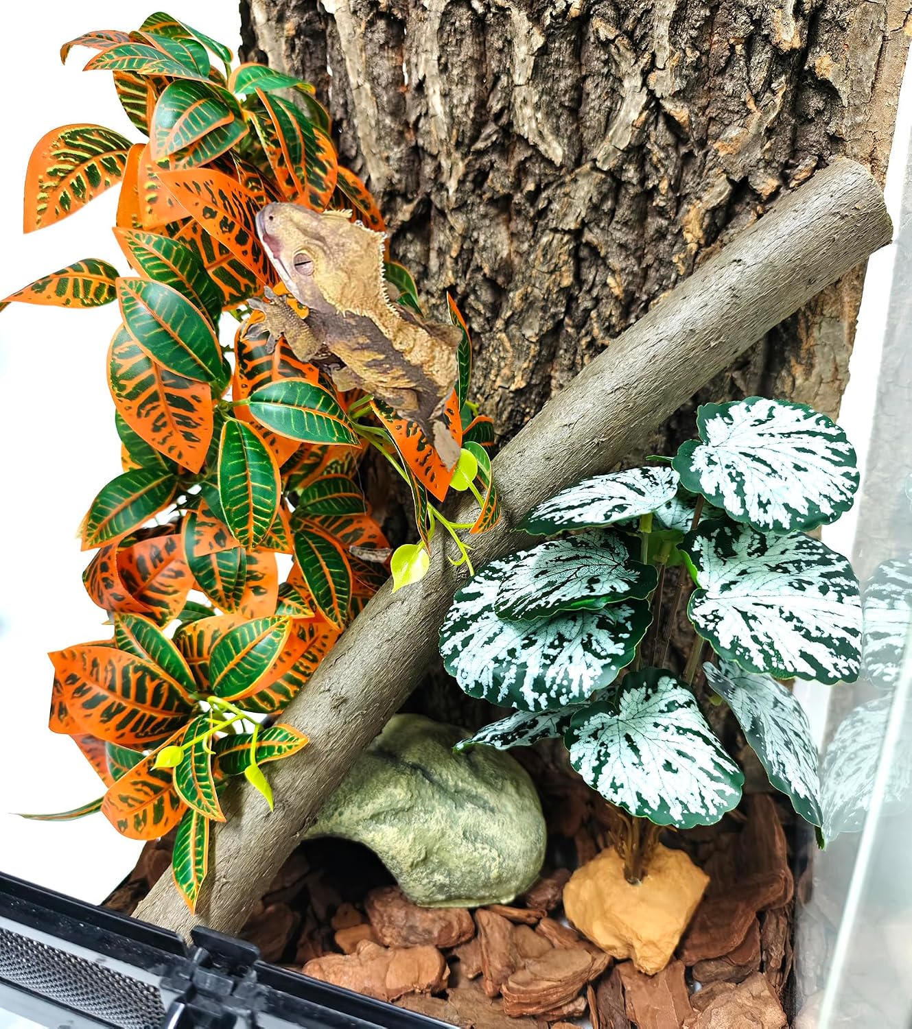 Artificial reptile foliage with suction cups for terrariums