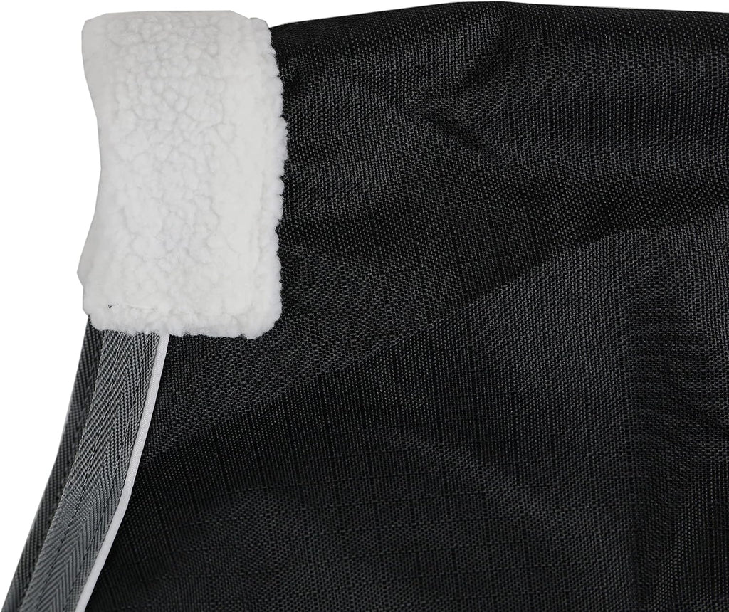 T TEKE winter turnout rug showing cozy fleece padding at the horse withers.