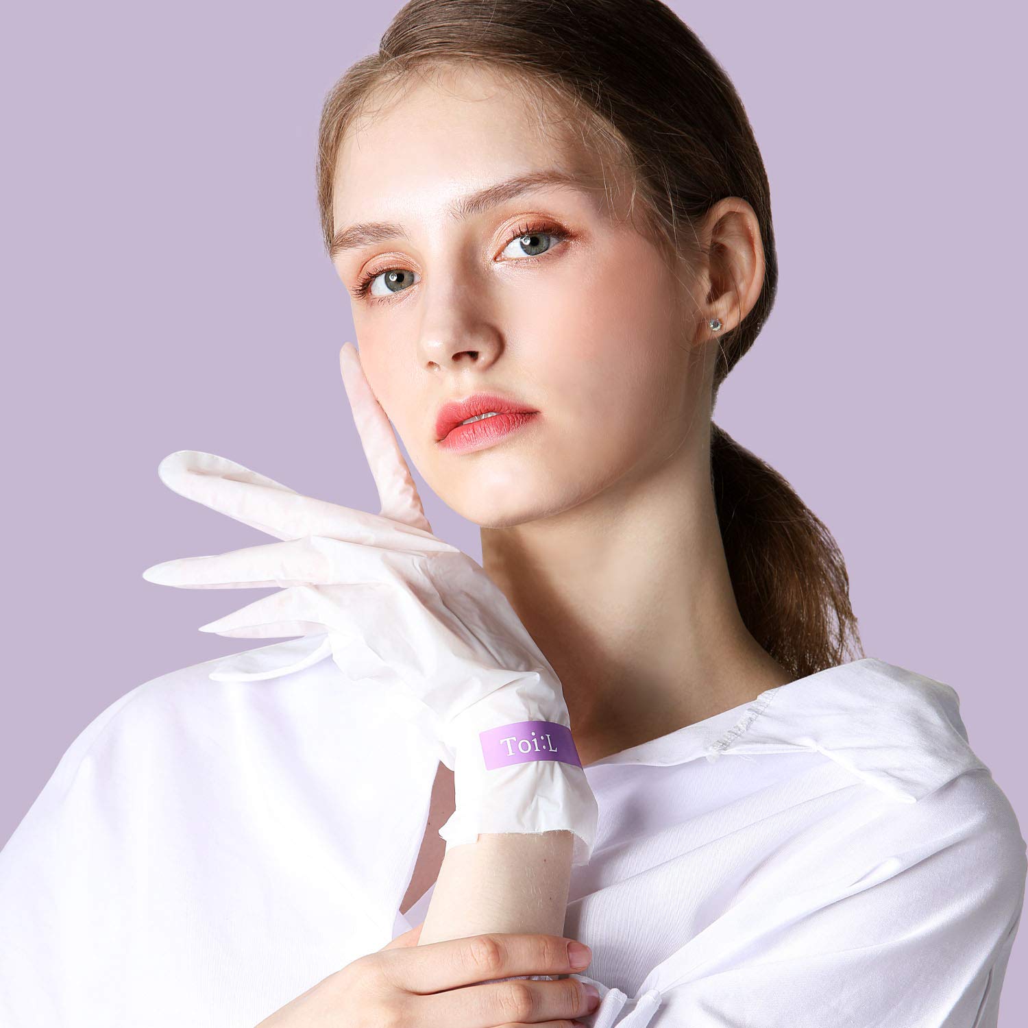 Toi:L moisturizing hand mask gloves in use