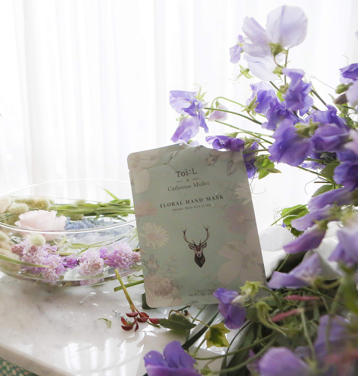 Side profile of Toi:L skincare sachet packaging