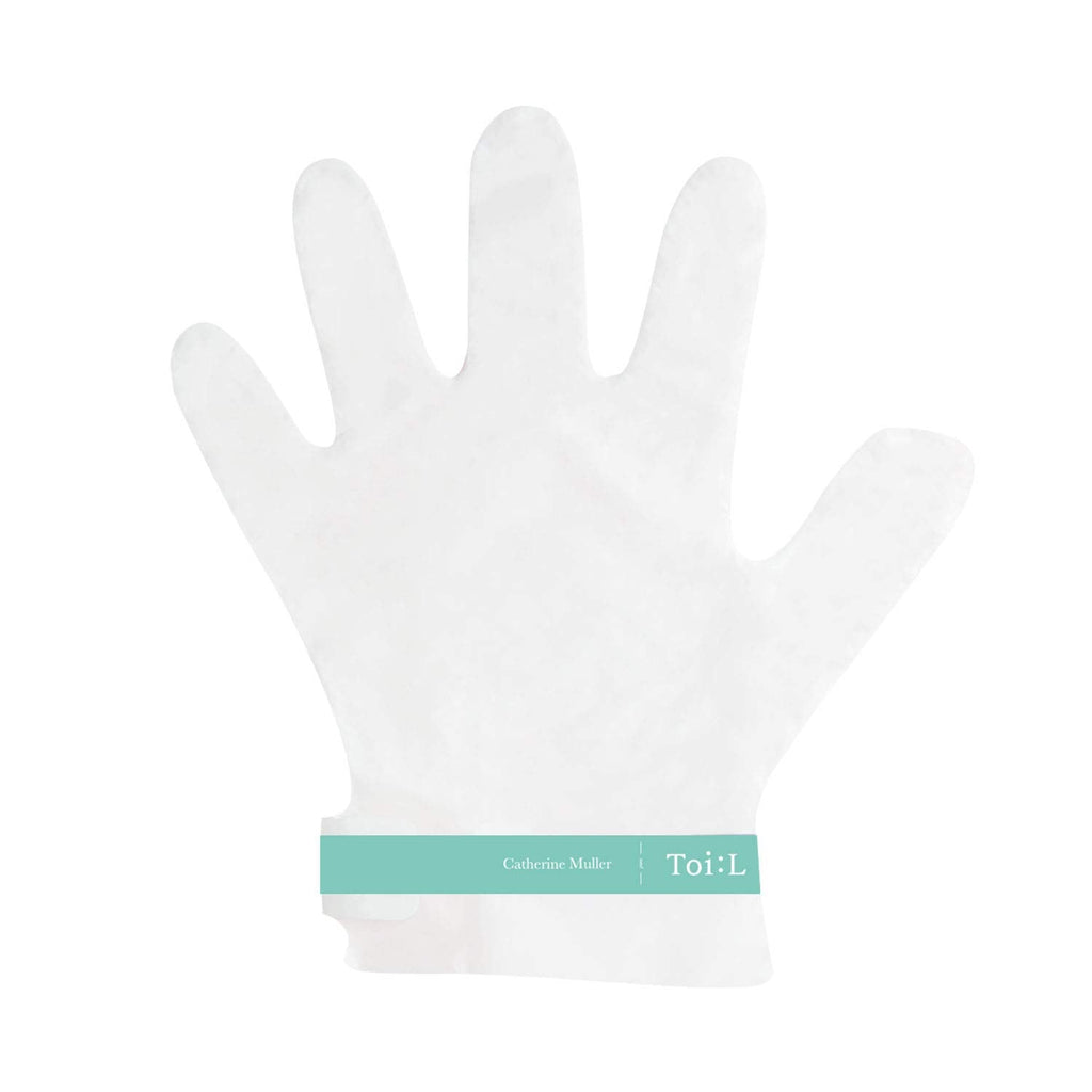 Model wearing Toi:L moisturizing hand mask gloves