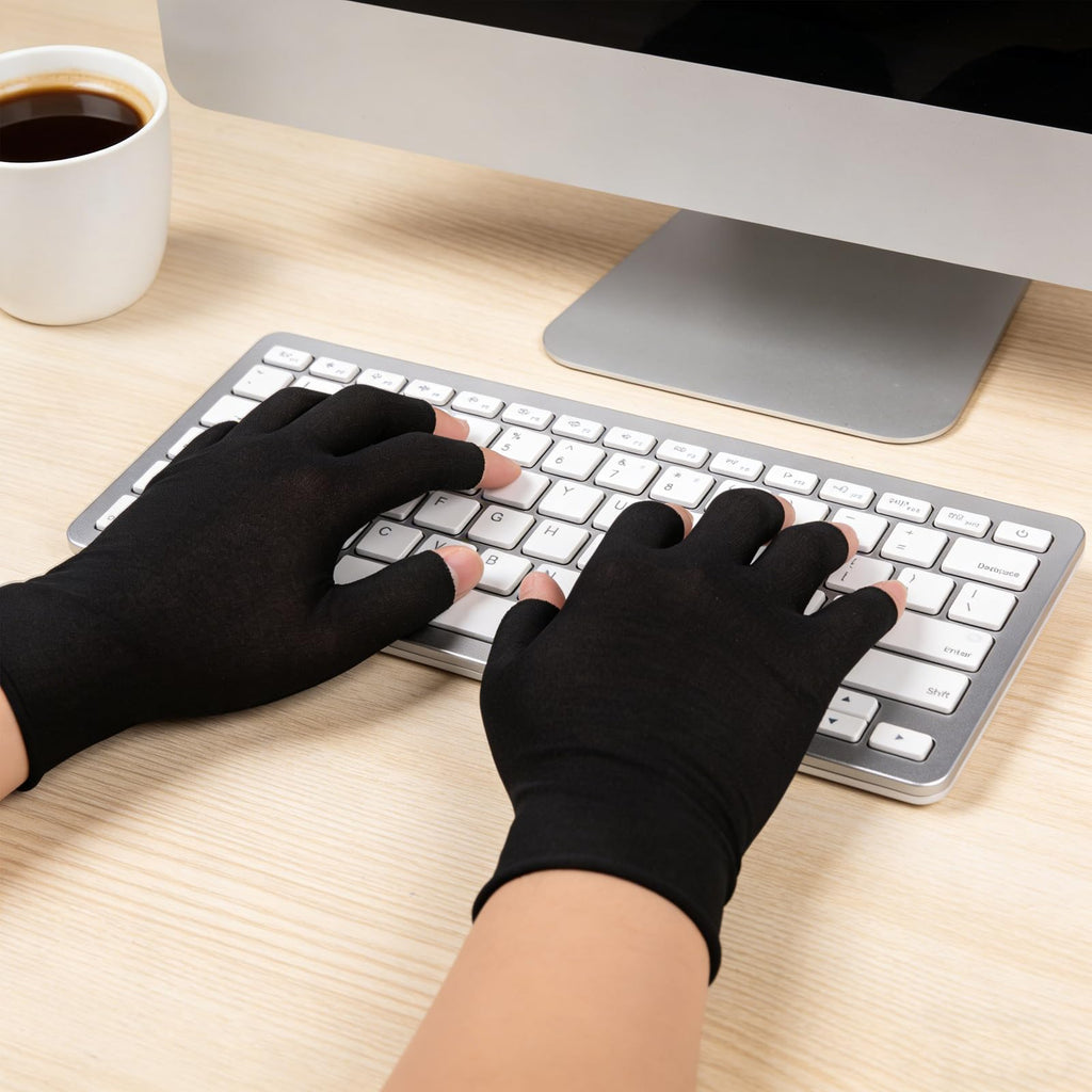 Tahulik gloves used for UV protection during gel manicure