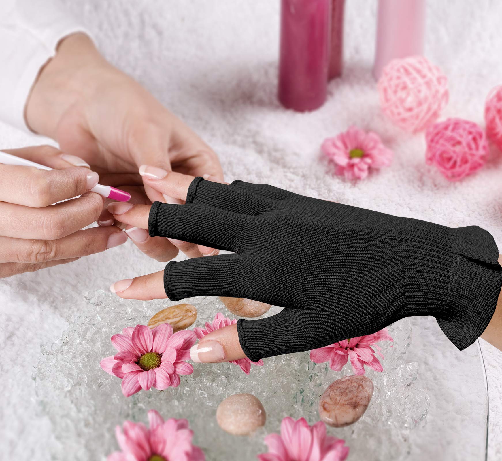 Model wearing Mig4u touchscreen compatible beauty gloves