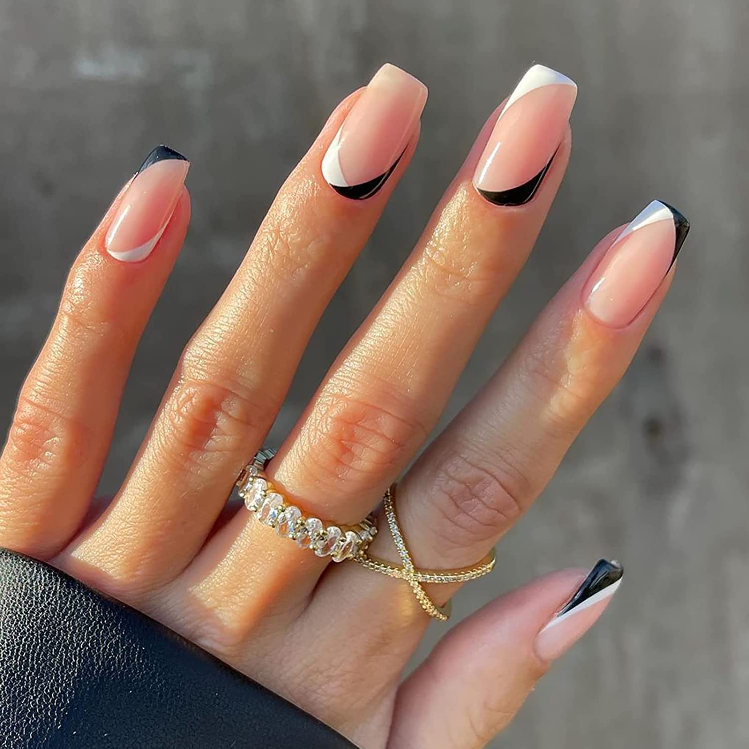 Square shape press on nails included in the Dormitorry kit