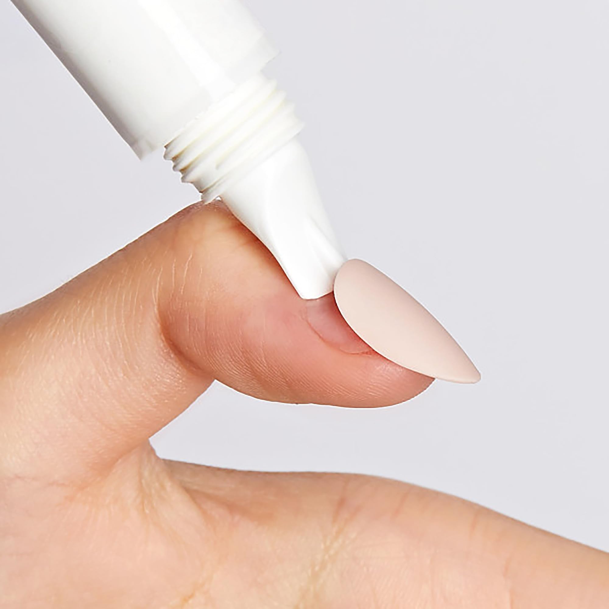 Close up of Kiss Glue Off bottle with castor oil and pro vitamin B labeling