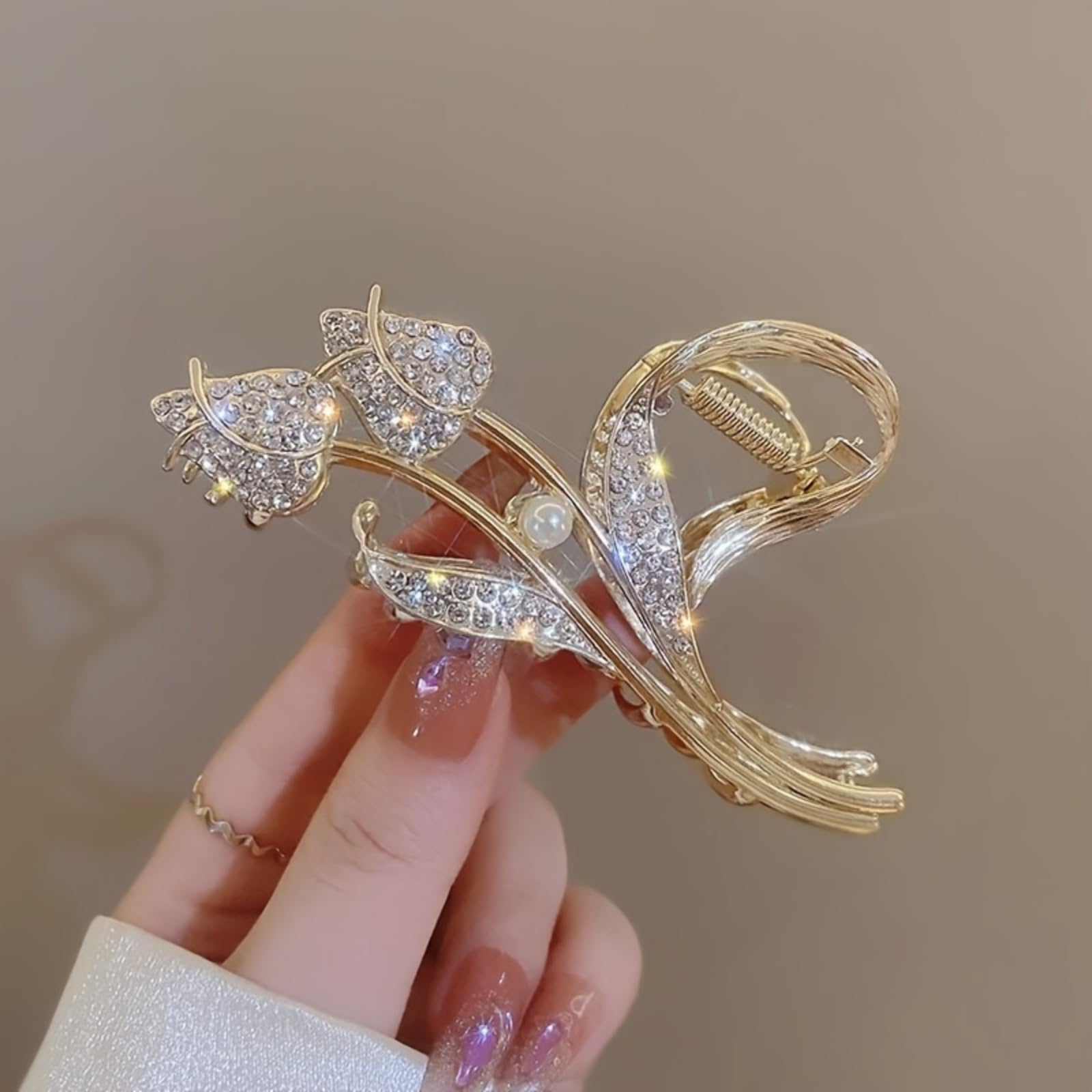 RHOSYN large metal shark clip for women displaying the powerful tension spring construction