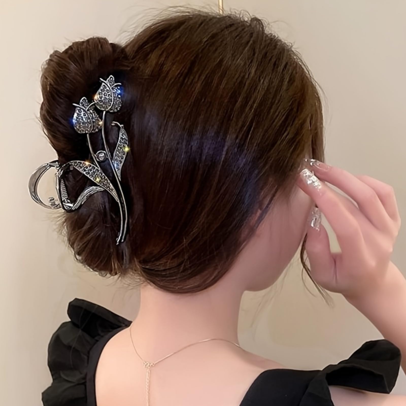 Side perspective of the non slip alloy teeth on the premium tulip claw clip