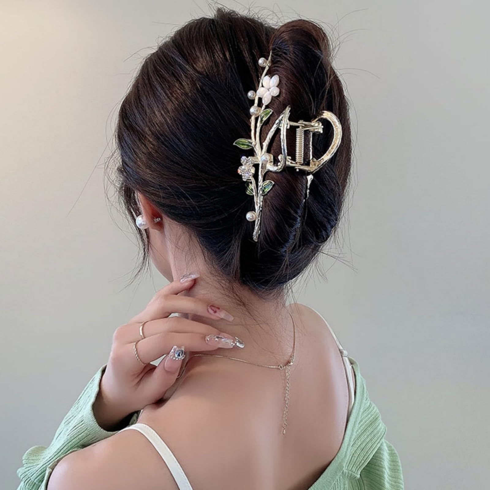 Side view of non slip interlocking teeth on luxury gold hair clamp