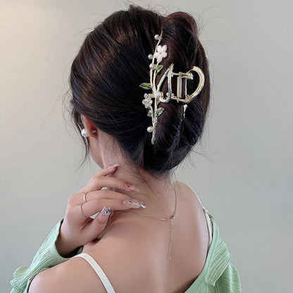 Side view of non slip interlocking teeth on luxury gold hair clamp