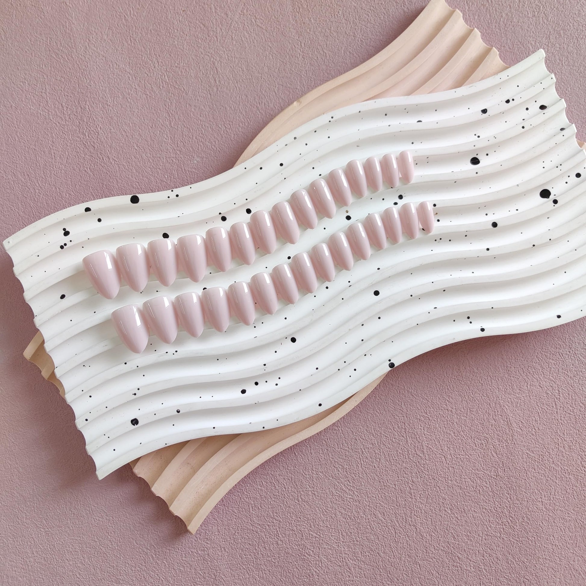 KQueenest almond shaped nails 30 piece set packaging