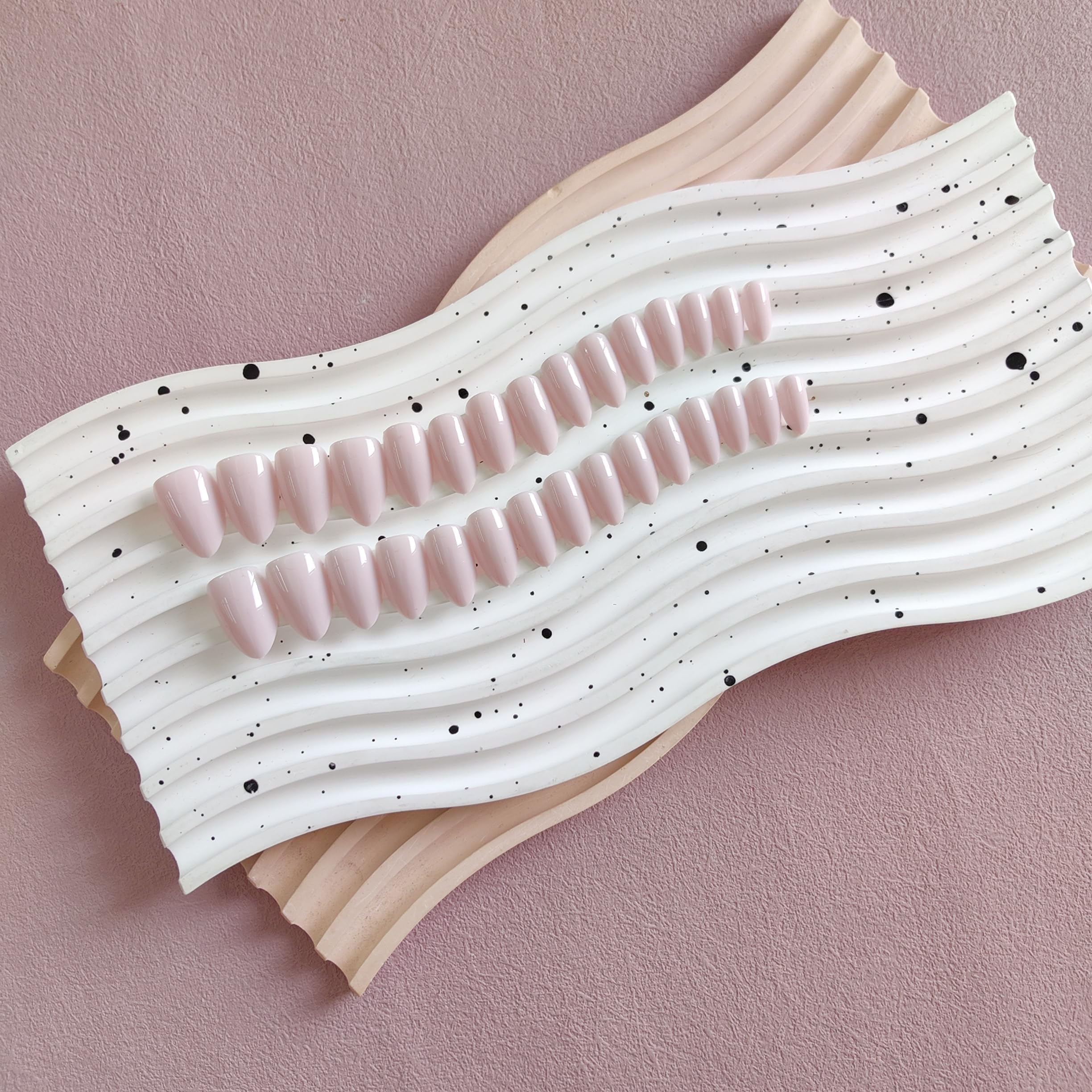 KQueenest almond shaped nails 30 piece set packaging