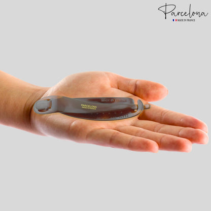 Detailed close up of the elegant brown and black tortoiseshell patterning on the celluloid hair clip.