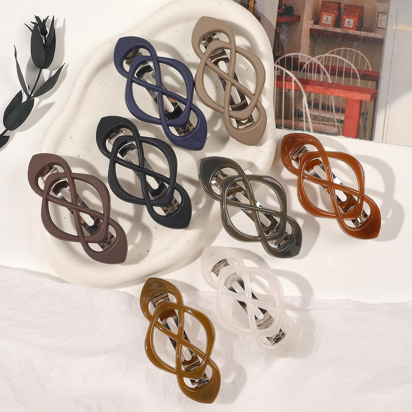 Ivyu no crease hair clips demonstrating the smooth metal and acrylic finish