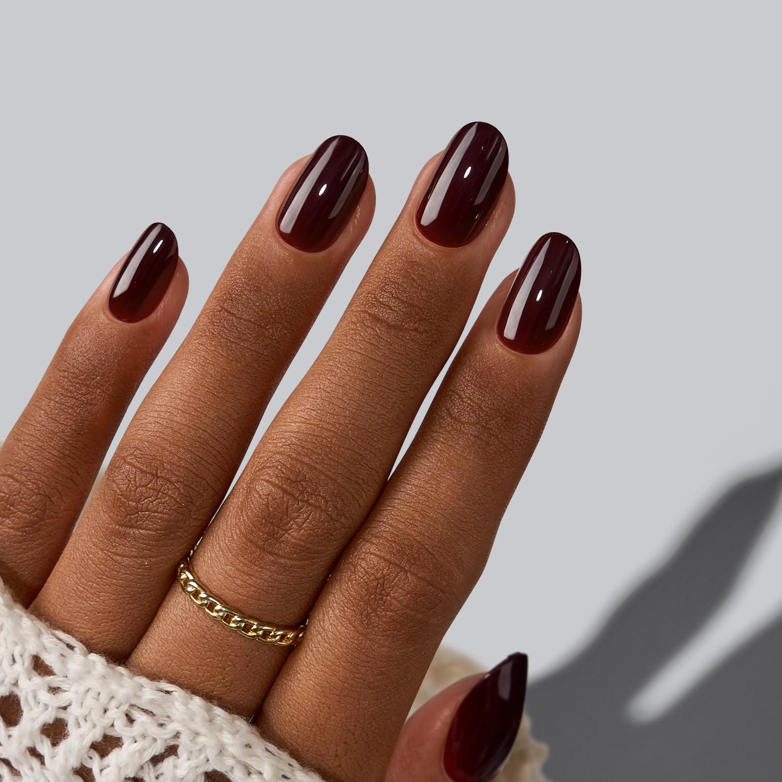 BTArtbox short oval nails on hand model