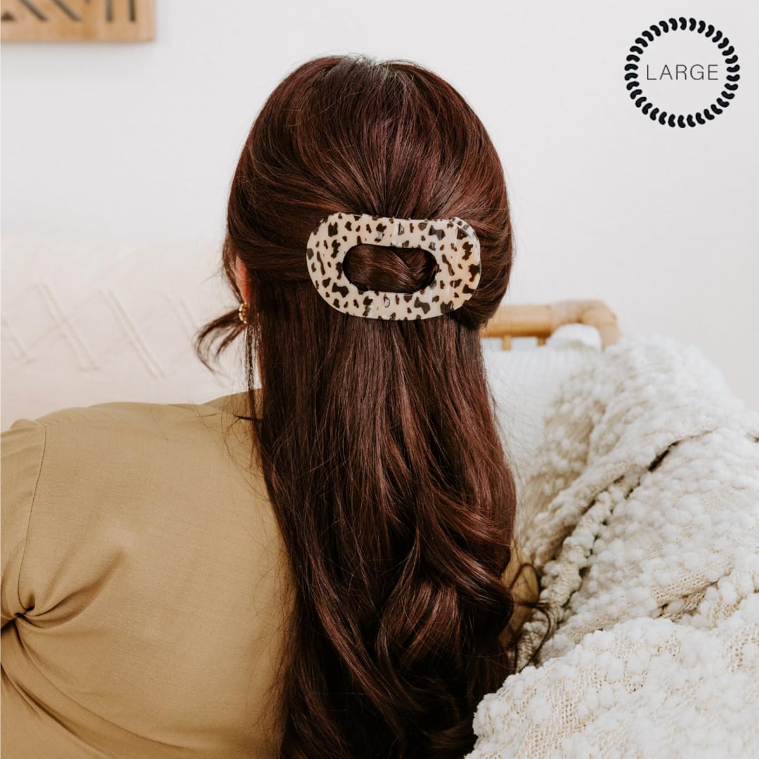 Close up of the springless hidden mechanism on the Teleties flat hair clip for thick hair textures.