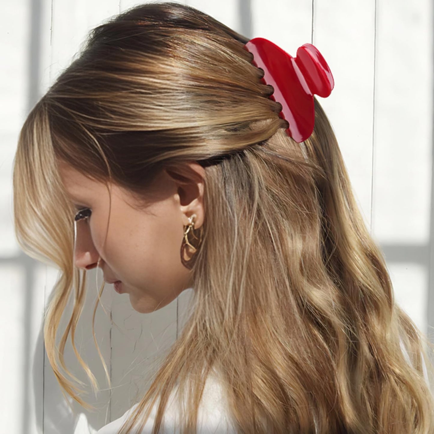 Woman styling thin hair with Maorulu claw clip