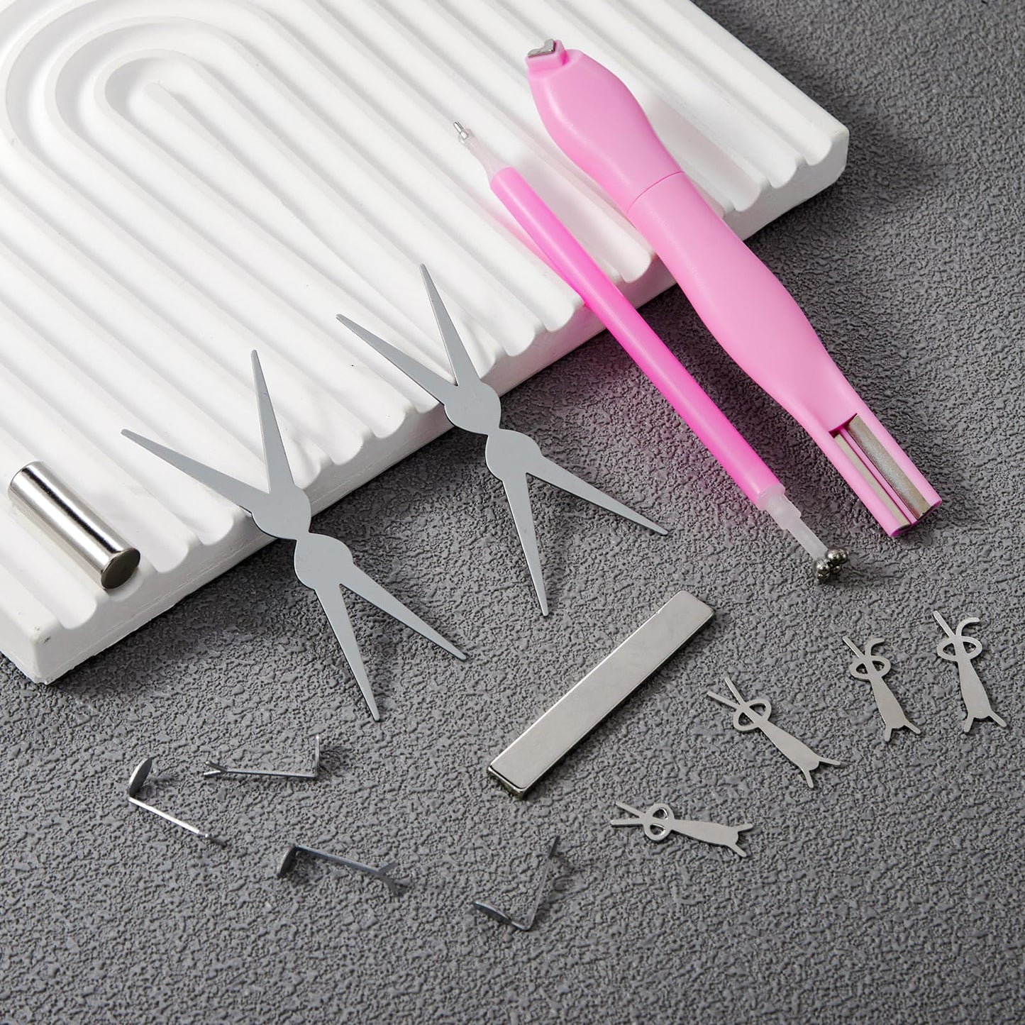 Cylindrical and rectangular magnets for cat eye effect