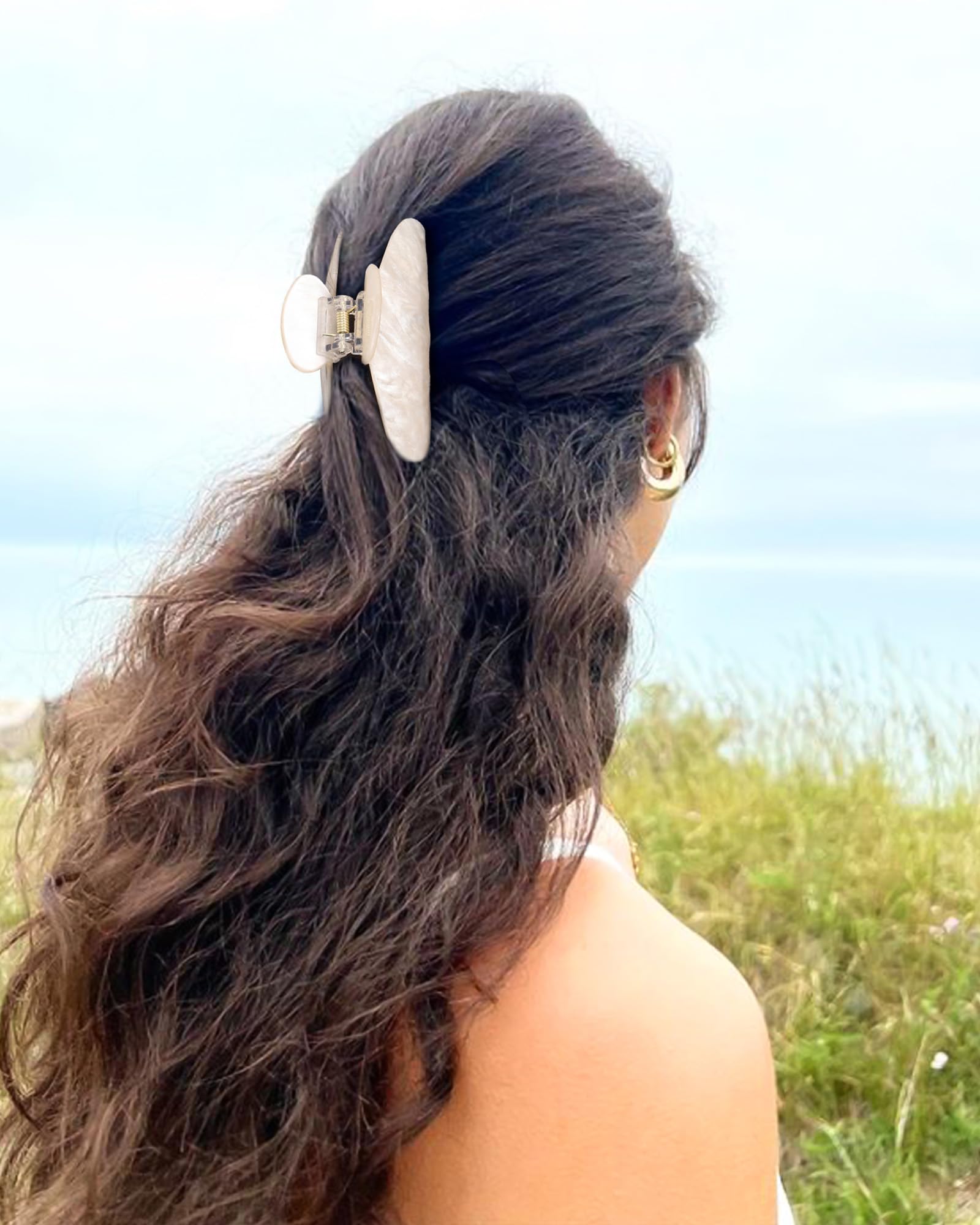 Close up of Sanas strong hold acrylic hair jaw clips