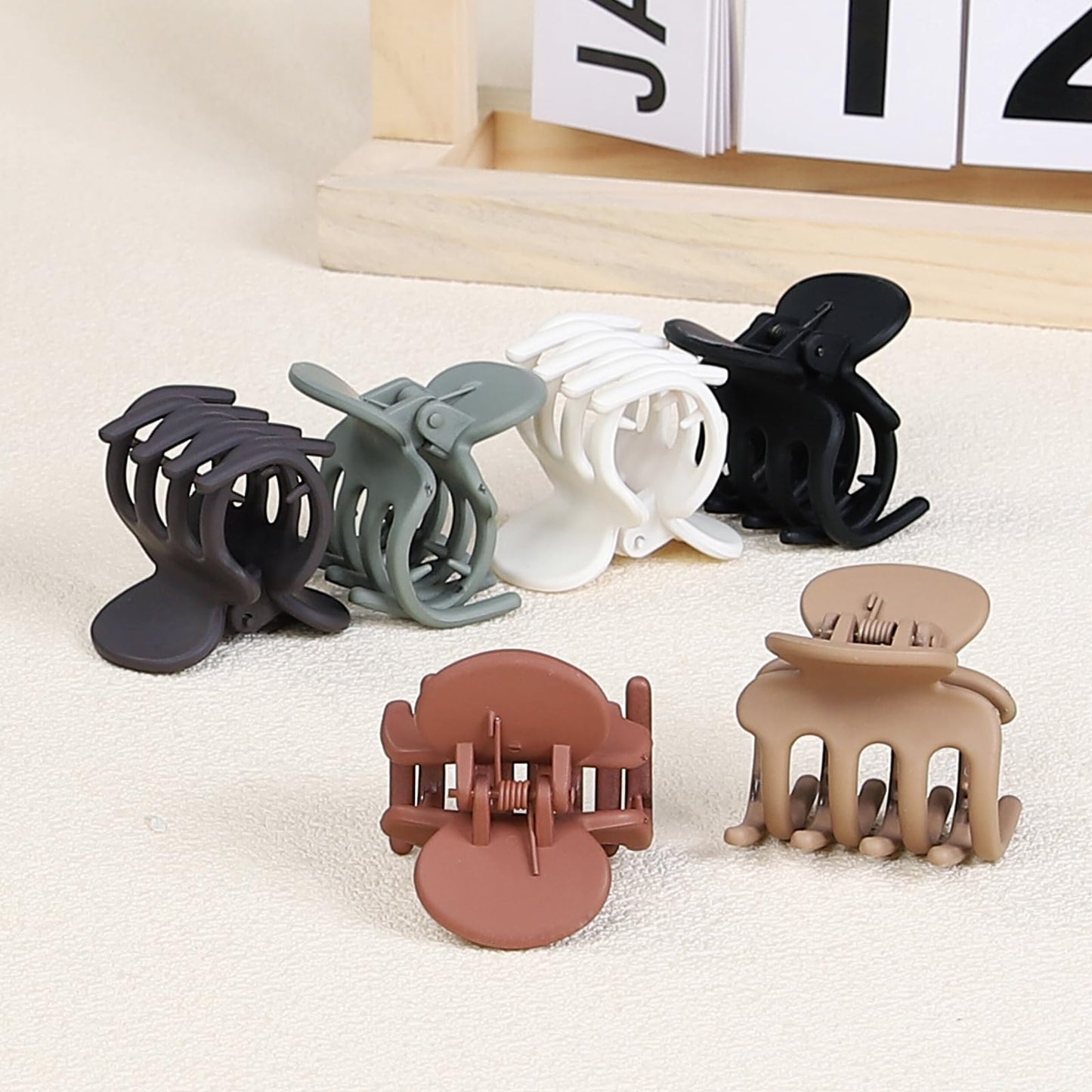 Side profile of Kaund non-slip hair claw clip