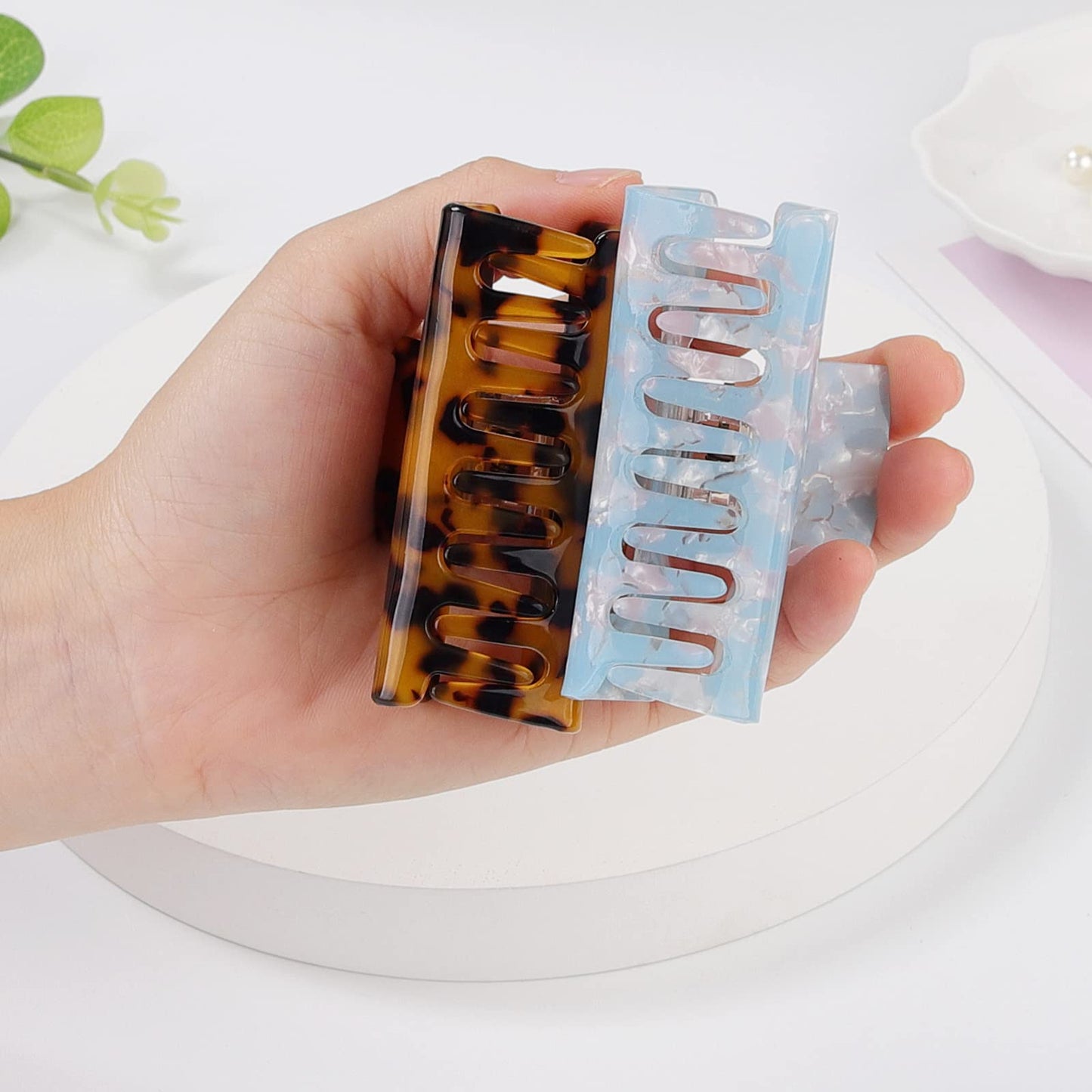 Laxizar Hair Clips Showing Secure Clamping Mechanism