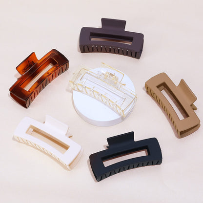 Sisiaipu hair clips demonstrating secure grip on thick hair