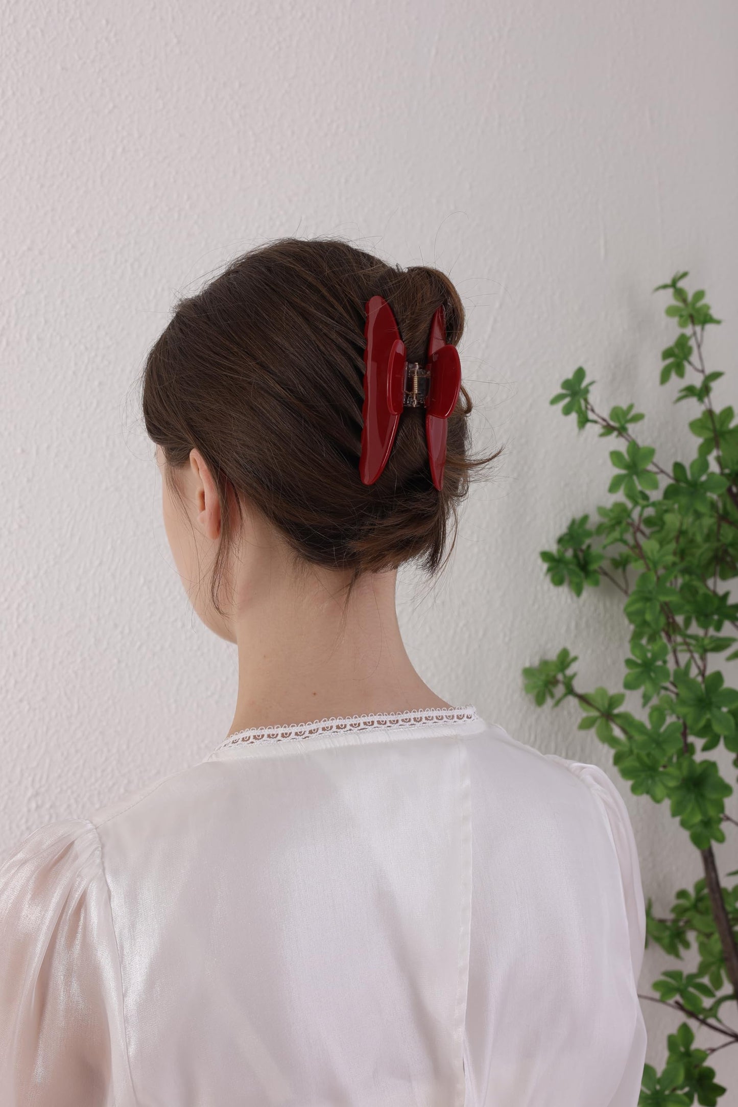 Styling demonstration of OideGuiing claw clip on hair
