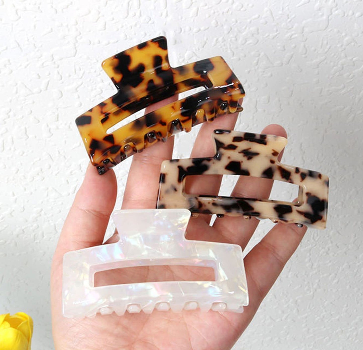 Side view of medium size hair claw clip mechanism