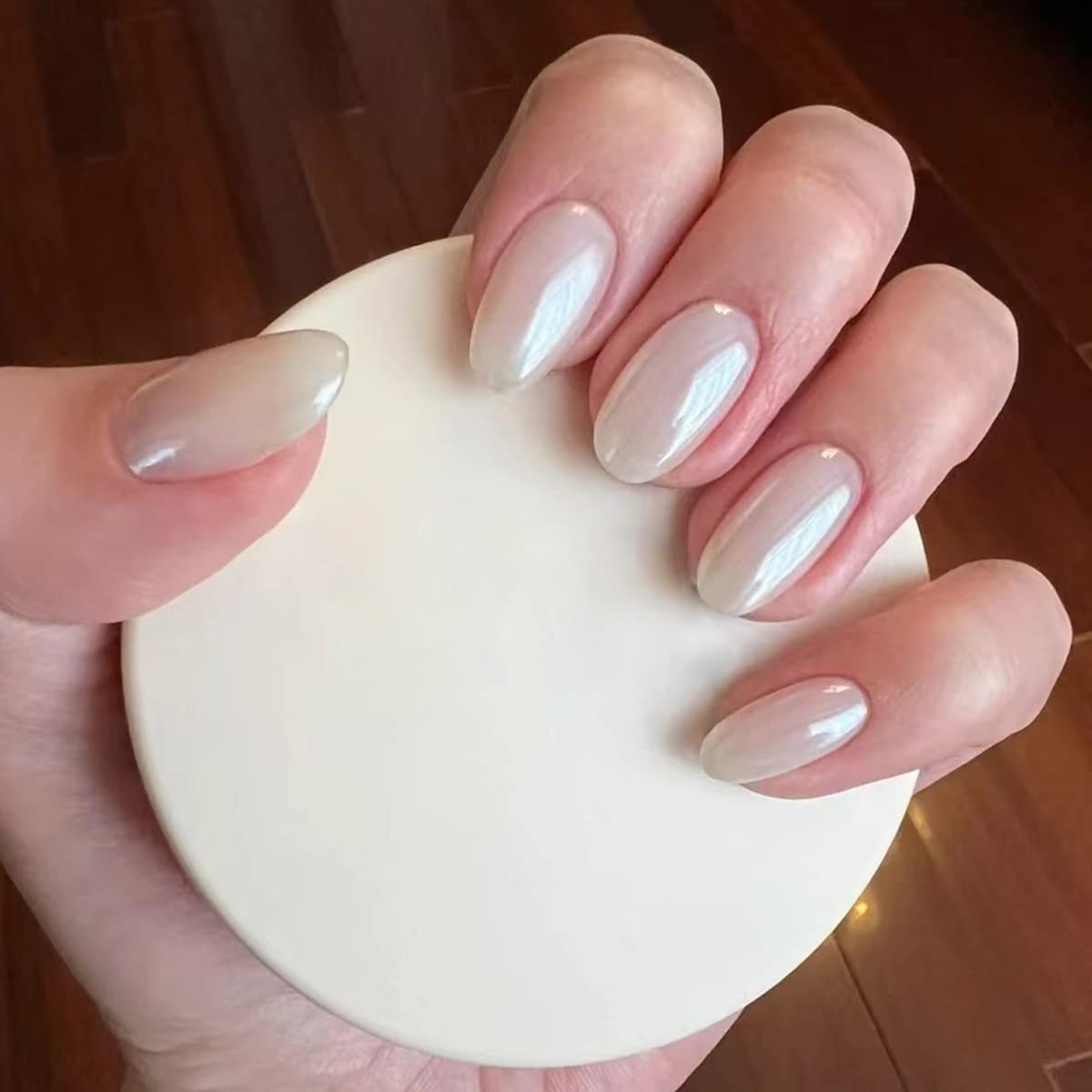 Applying pearlescent mirror effect powder to gel nails