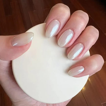 Applying pearlescent mirror effect powder to gel nails