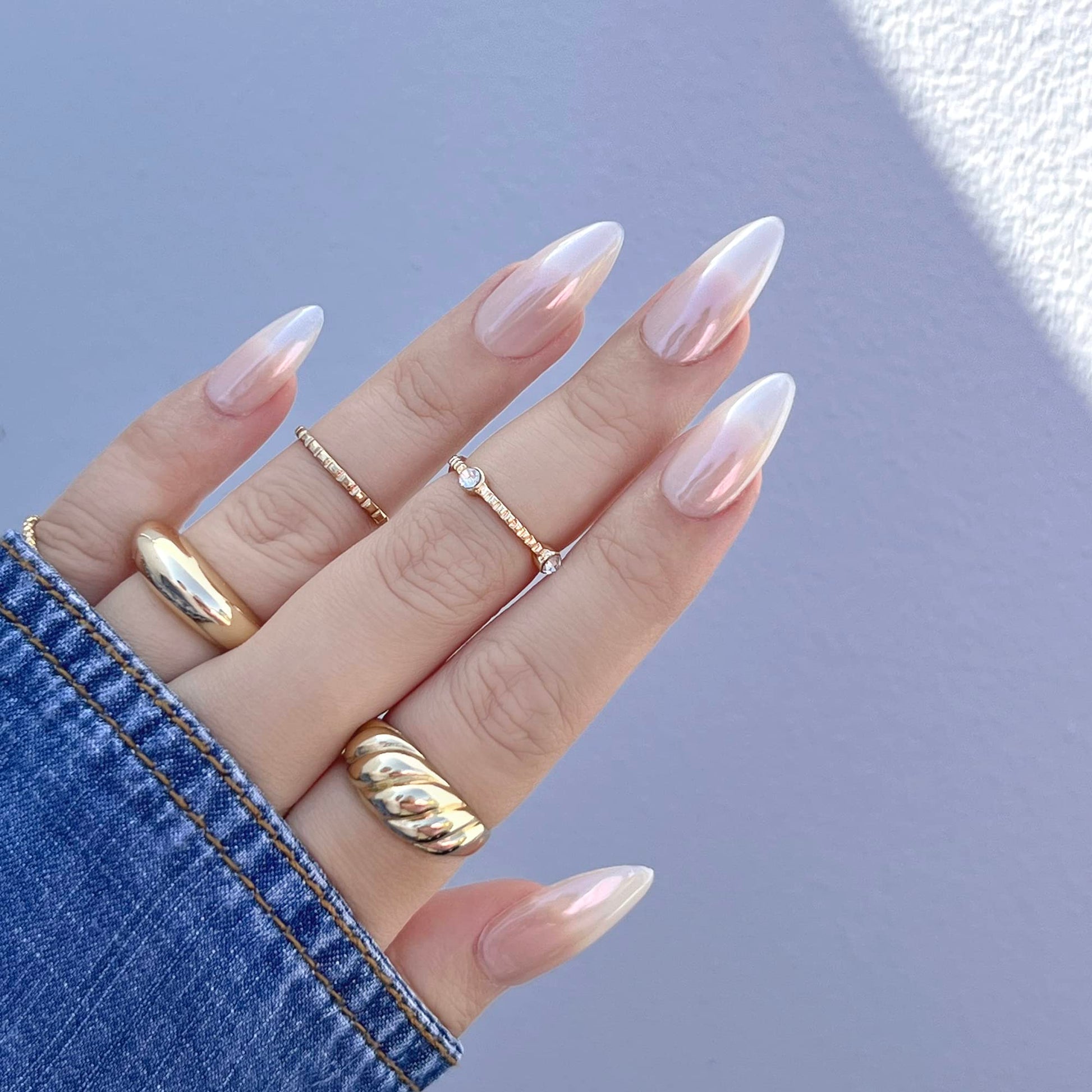 Daily Charme Magic White Chrome powder showing pearlescent glazed donut finish