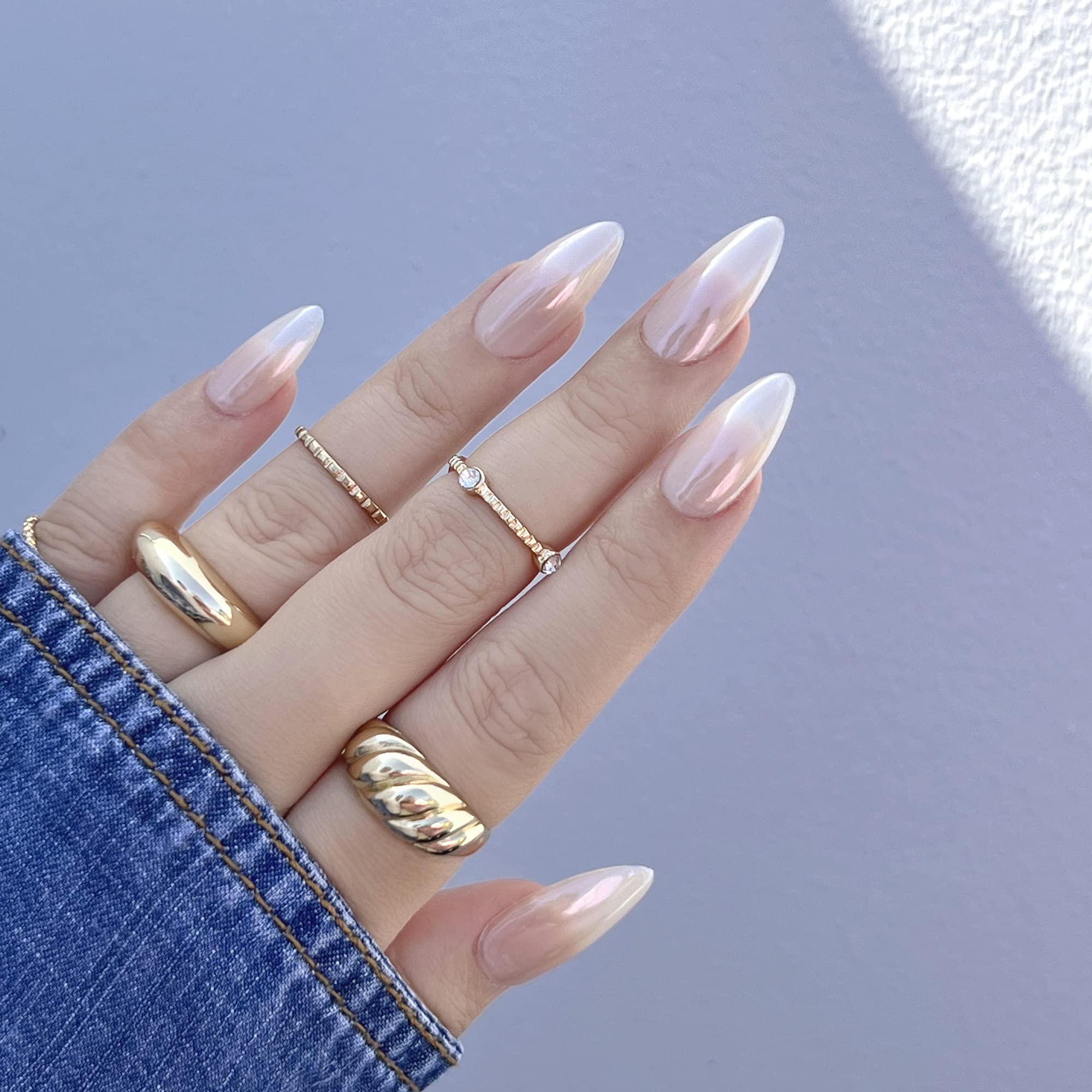 Daily Charme Magic White Chrome powder showing pearlescent glazed donut finish