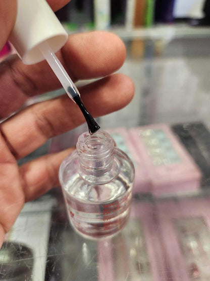 Application of Hollywood Resin Glue on press on nails