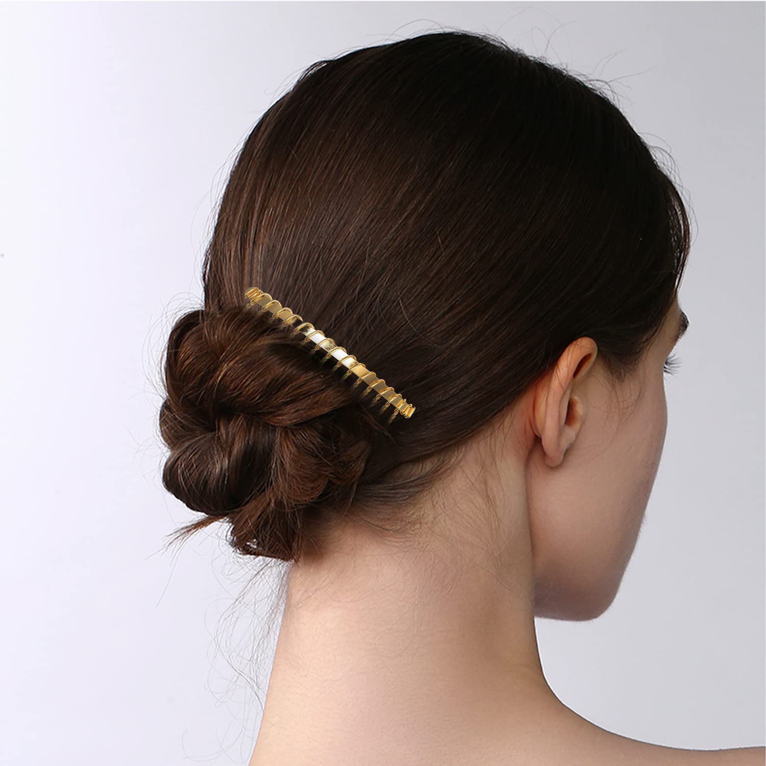 Close up of 20 teeth metal wire comb for bridal veils
